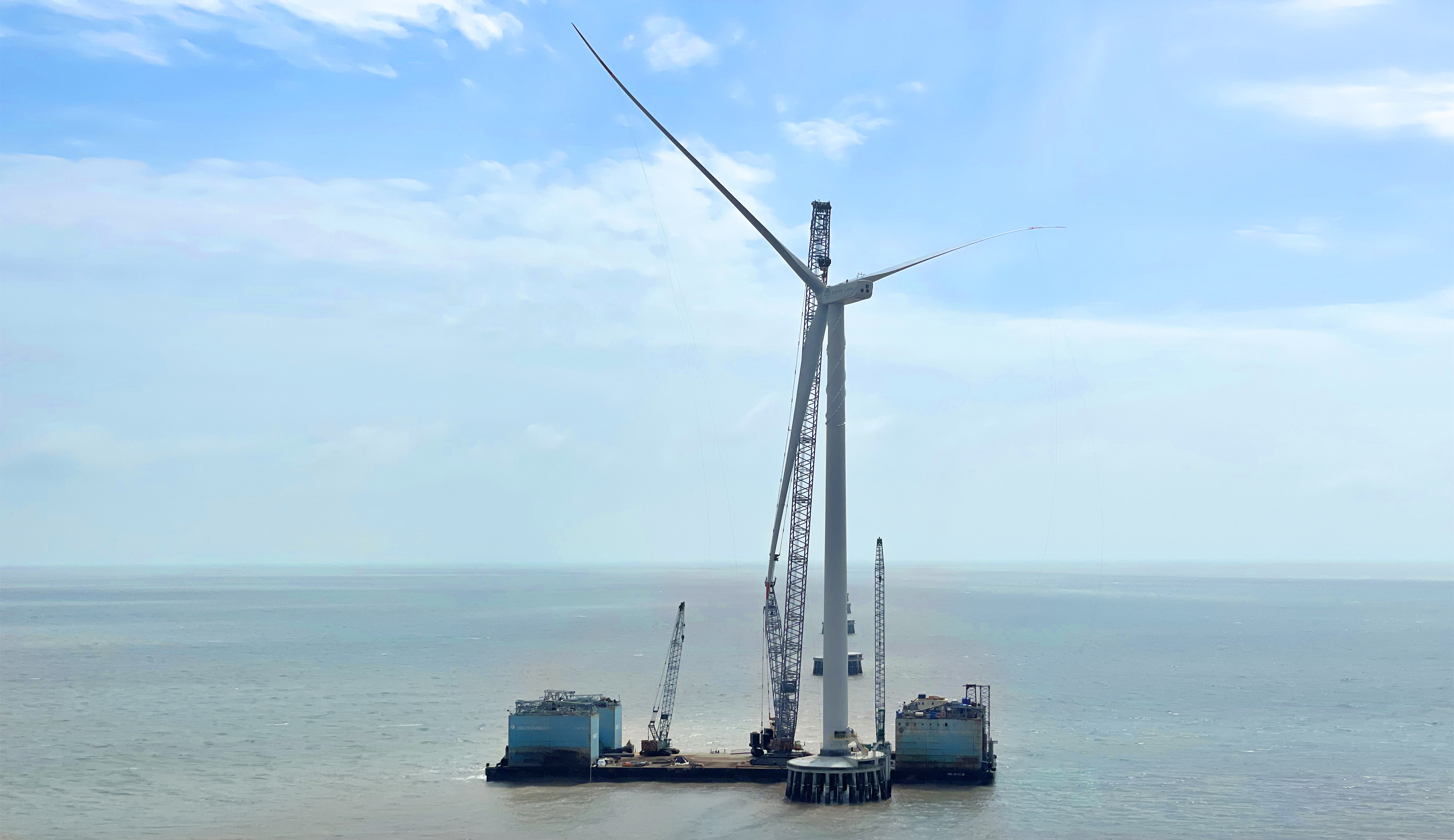 【吹响攻坚冲锋号】新宝GG股份首个“双海”项目顺遂完成首台机组吊装！！